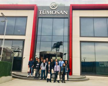 İstinye Üniversitesi Mühendislik Fakültesi öğrencileri Sektörle İşbirliği Ofisi’nin düzenlediği “Mentörün CEO Olsun” programı kapsamında Albayrak Holding bünyesindeki TÜMOSAN  (Türk Motor Sanayi) firmasını ziyaret ettiler.